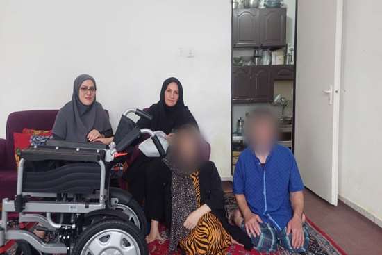 تهیه ویلچر برقی برای مادر باردار معلول تحت پوشش طرح نفس در شهرستان رشت 